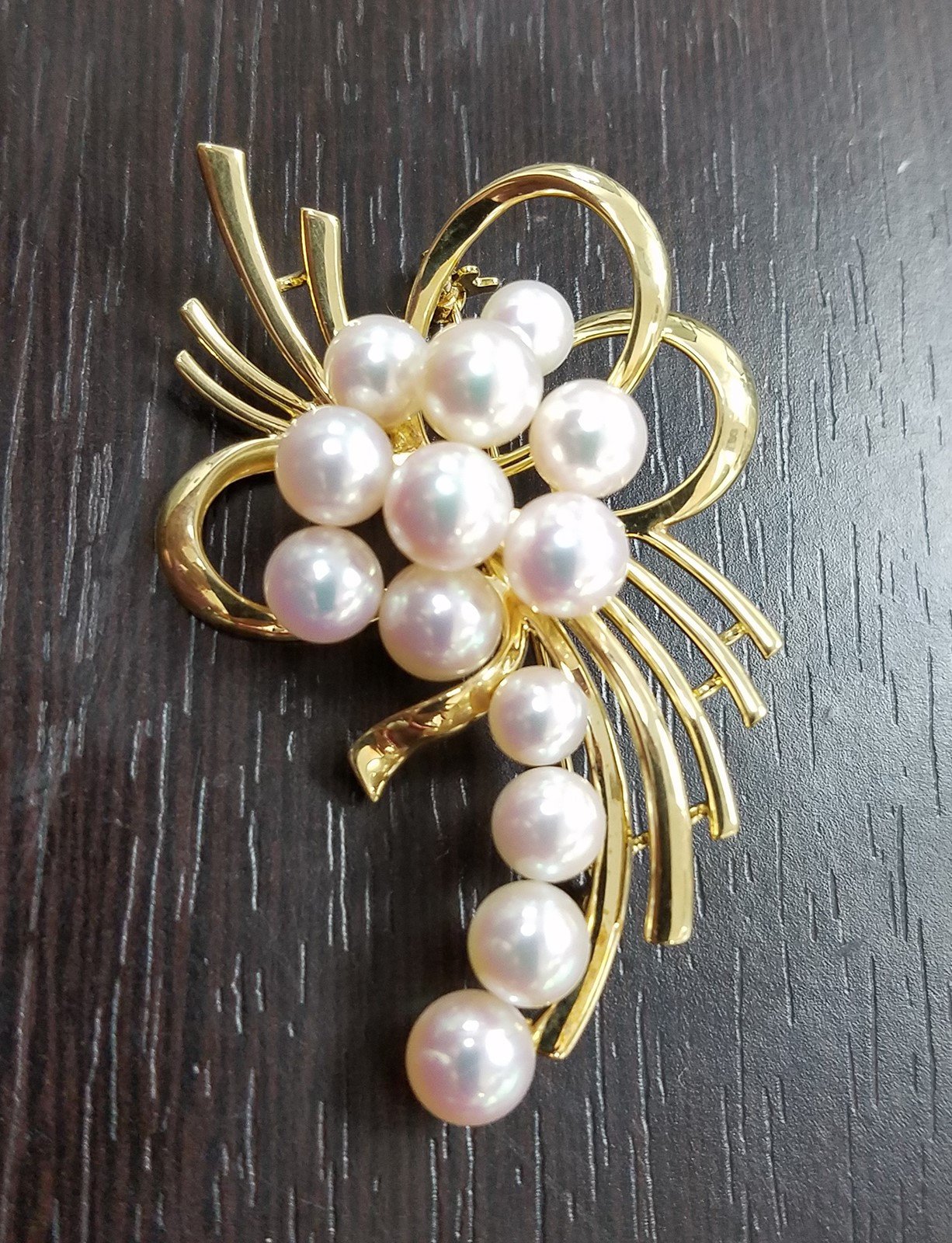 Mikimoto cultured Akoya pink tone pearl brooch / pin In 18k yellow gold